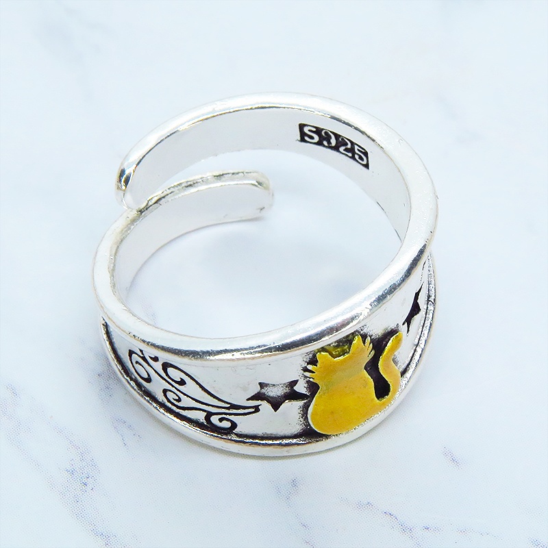 ゴールドの猫シルエットが描かれたシルバーカラーリング シルバー925PL ステンレス フリーサイズ