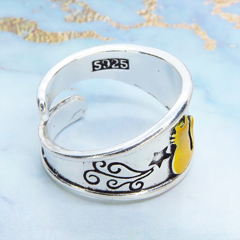 ゴールドの猫シルエットが描かれたシルバーカラーリング シルバー925PL ステンレス フリーサイズ