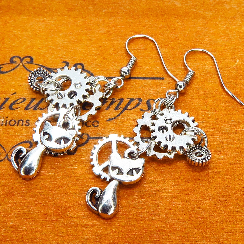 アンティークシルバー スチームパンク風コンパクトで多層感のある猫と歯車のピアス サージカル可