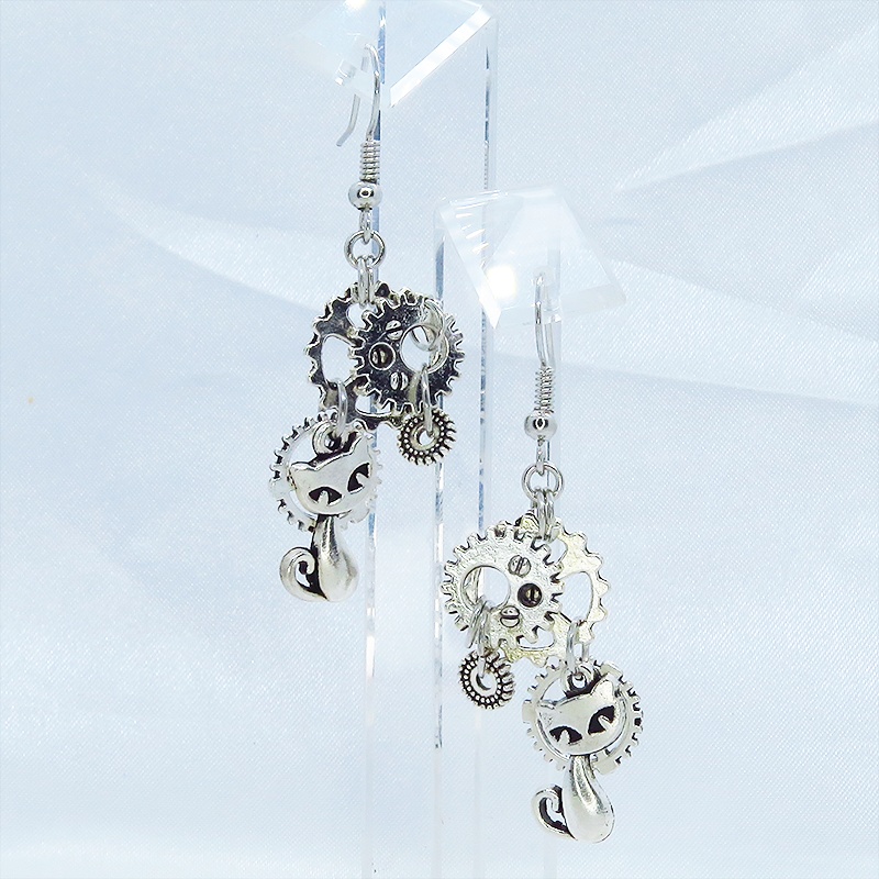 アンティークシルバー スチームパンク風コンパクトで多層感のある猫と歯車のピアス サージカル可