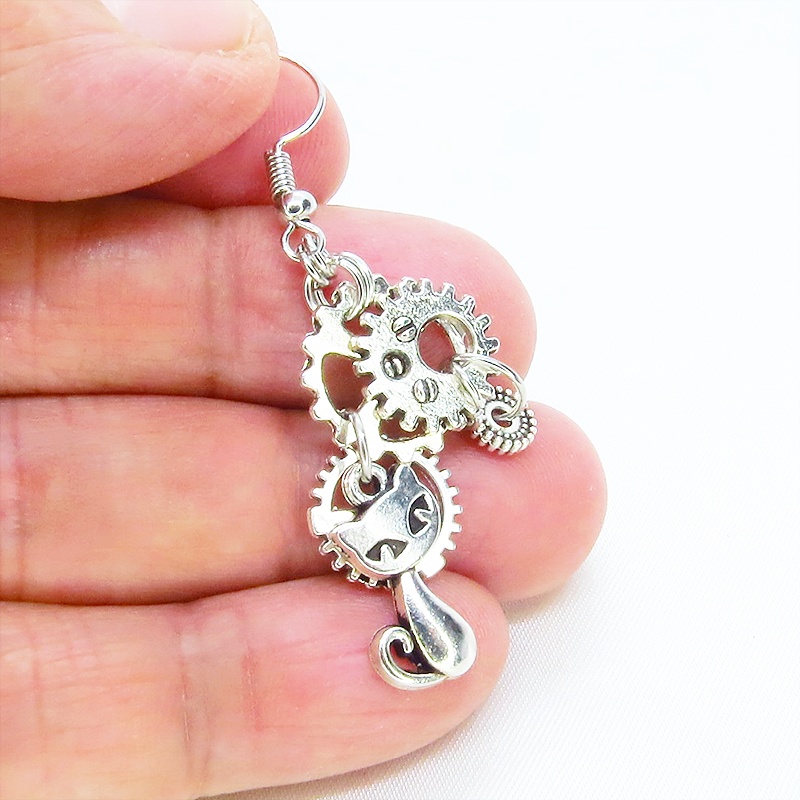 アンティークシルバー スチームパンク風コンパクトで多層感のある猫と歯車のピアス サージカル可