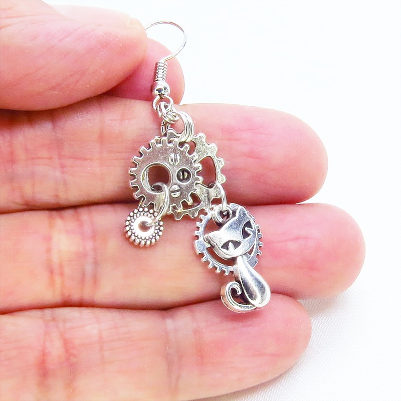 アンティークシルバー スチームパンク風コンパクトで多層感のある猫と歯車のピアス サージカル可