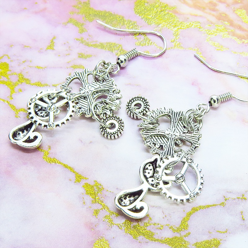 アンティークシルバー スチームパンク風コンパクトで多層感のある猫と歯車のピアス サージカル可