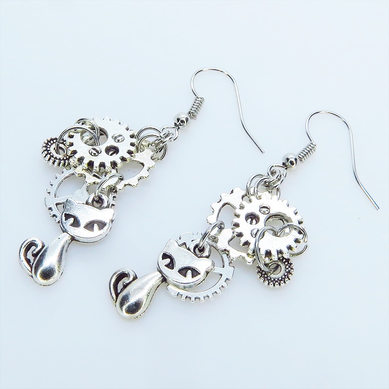 アンティークシルバー スチームパンク風コンパクトで多層感のある猫と歯車のピアス サージカル可
