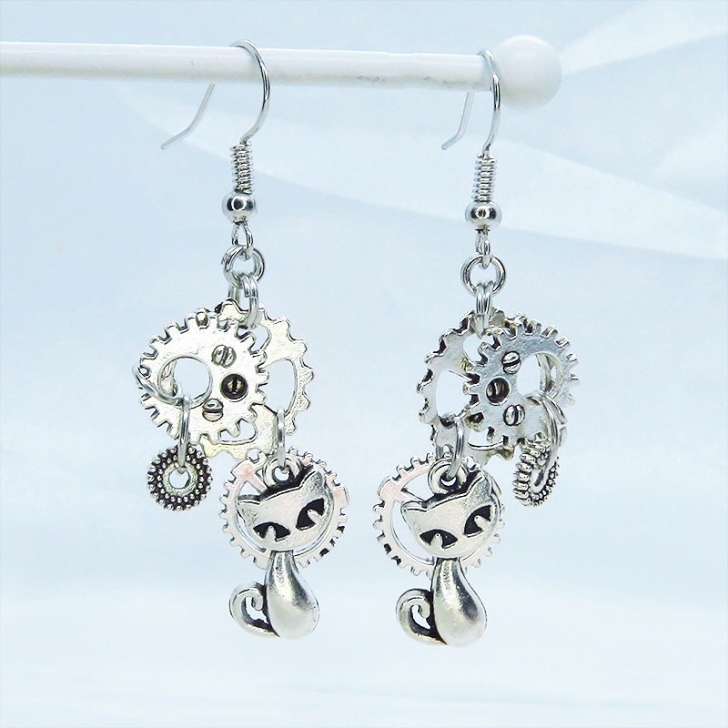 アンティークシルバー スチームパンク風コンパクトで多層感のある猫と歯車のピアス サージカル可