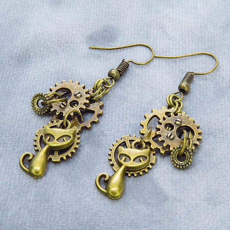 アンティークゴールド スチームパンク風コンパクトで多層感のある猫と歯車のピアス シンメトリー