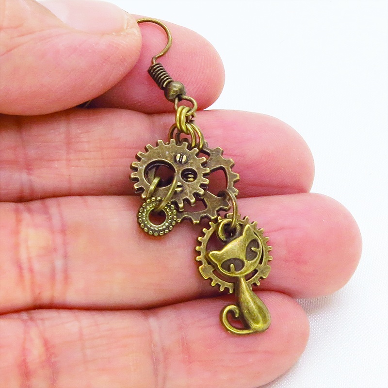 アンティークゴールド スチームパンク風コンパクトで多層感のある猫と歯車のピアス シンメトリー