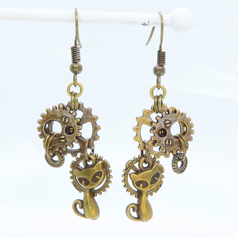 アンティークゴールド スチームパンク風コンパクトで多層感のある猫と歯車のピアス シンメトリー