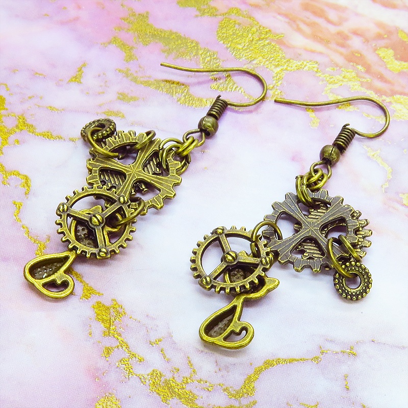 アンティークゴールド スチームパンク風コンパクトで多層感のある猫と歯車のピアス シンメトリー