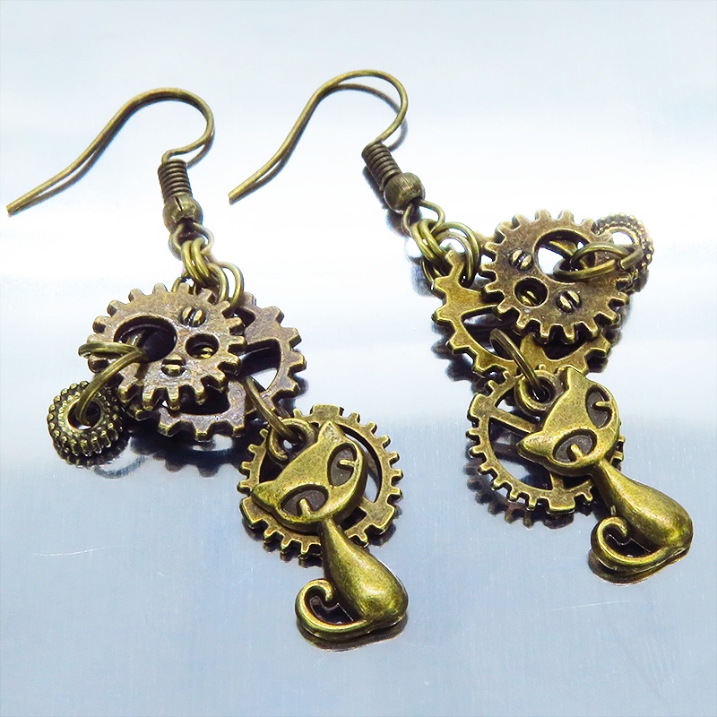アンティークゴールド スチームパンク風コンパクトで多層感のある猫と歯車のピアス シンメトリー