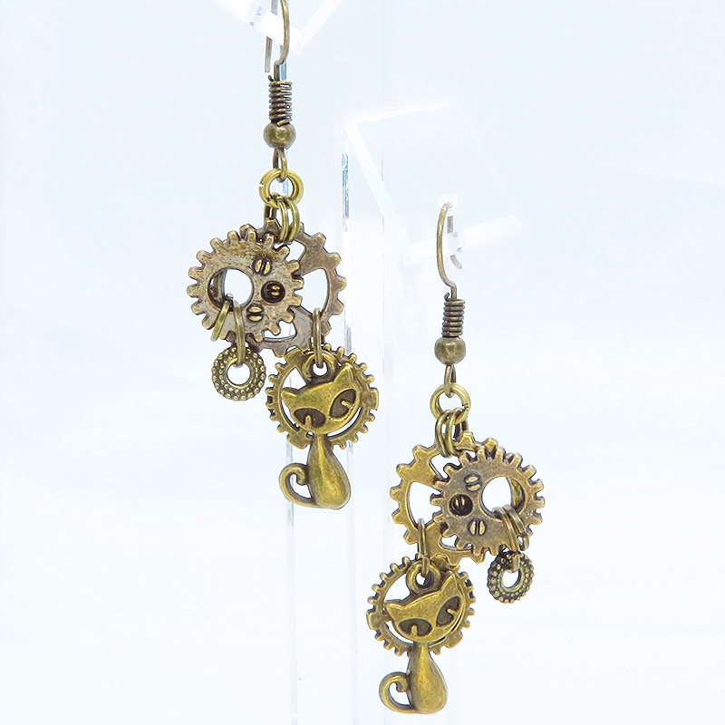アンティークゴールド スチームパンク風コンパクトで多層感のある猫と歯車のピアス シンメトリー