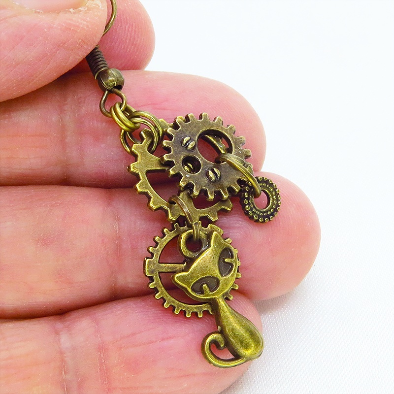 アンティークゴールド スチームパンク風コンパクトで多層感のある猫と歯車のピアス シンメトリー