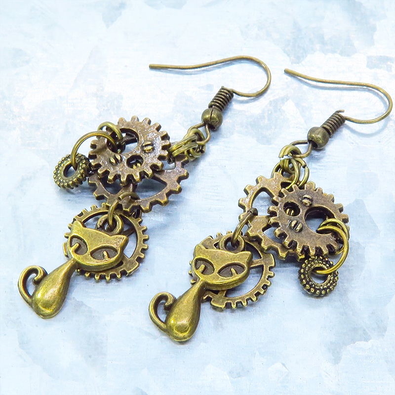 アンティークゴールド スチームパンク風コンパクトで多層感のある猫と歯車のピアス シンメトリー