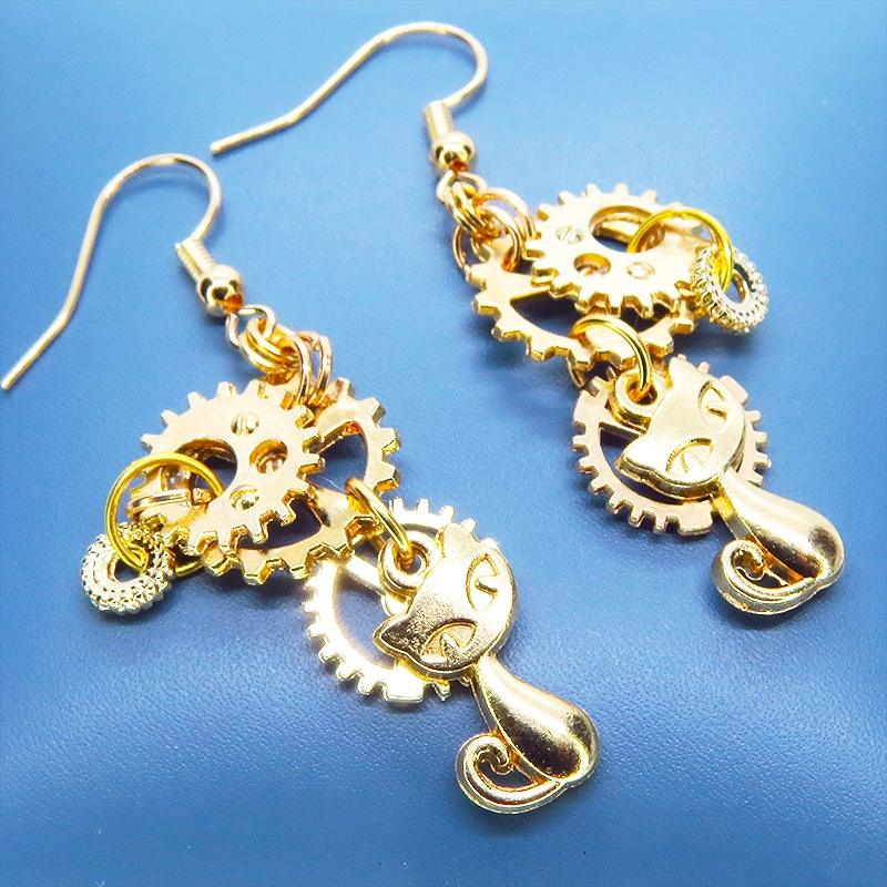マットゴールド スチームパンク風コンパクトで多層感のある猫と歯車のピアス サージカル可