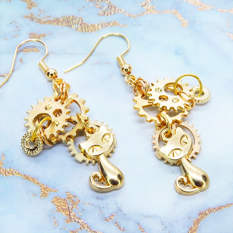 マットゴールド スチームパンク風コンパクトで多層感のある猫と歯車のピアス サージカル可
