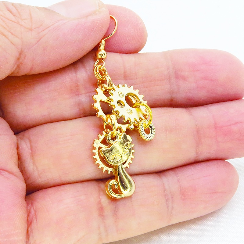 マットゴールド スチームパンク風コンパクトで多層感のある猫と歯車のピアス サージカル可