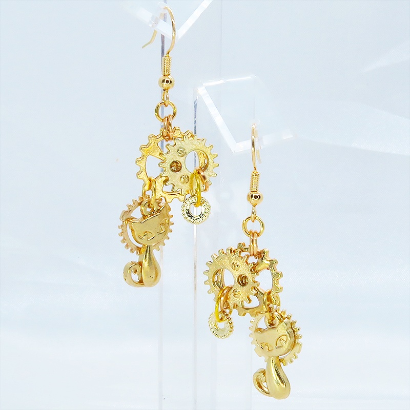 マットゴールド スチームパンク風コンパクトで多層感のある猫と歯車のピアス サージカル可