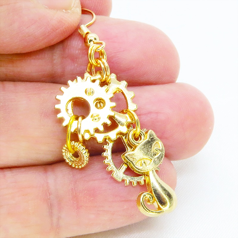 マットゴールド スチームパンク風コンパクトで多層感のある猫と歯車のピアス サージカル可