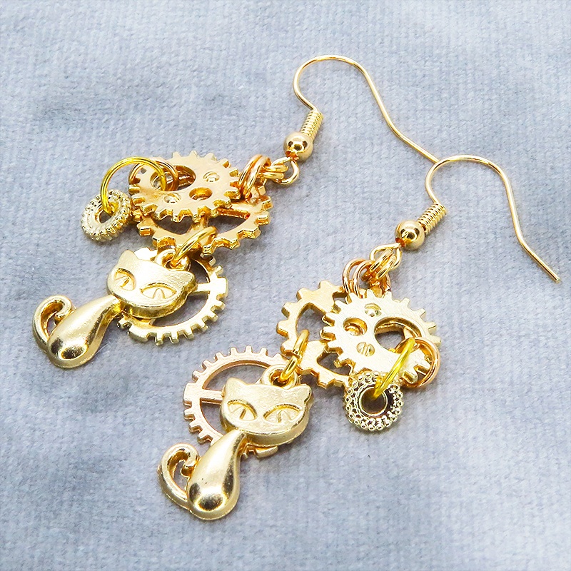 マットゴールド スチームパンク風コンパクトで多層感のある猫と歯車のピアス サージカル可