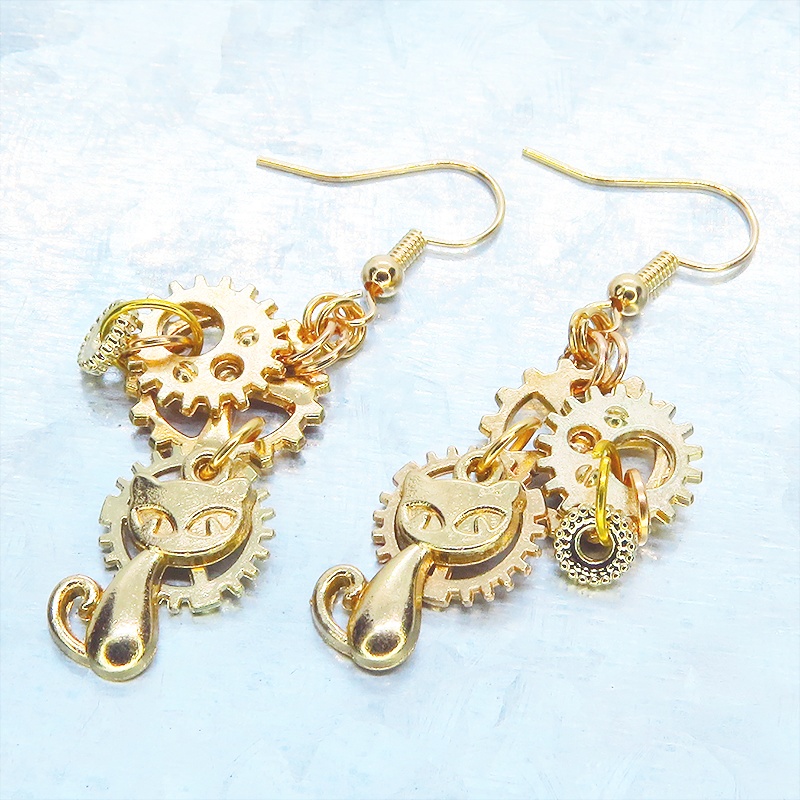 マットゴールド スチームパンク風コンパクトで多層感のある猫と歯車のピアス サージカル可