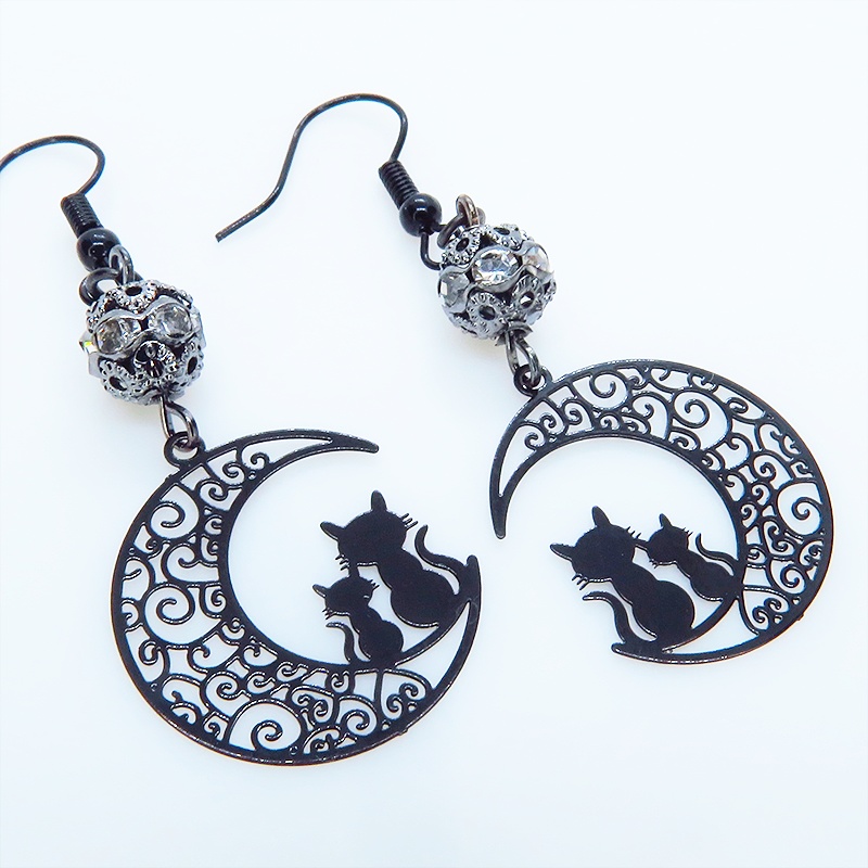 アラベスク調の透かし模様の入った三日月と親子猫の可愛いモチーフとメタルビーズを組み合わせたブラックピアス