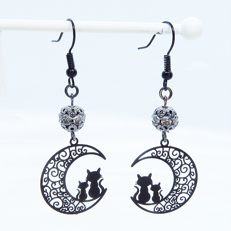 アラベスク調の透かし模様の入った三日月と親子猫の可愛いモチーフとメタルビーズを組み合わせたブラックピアス