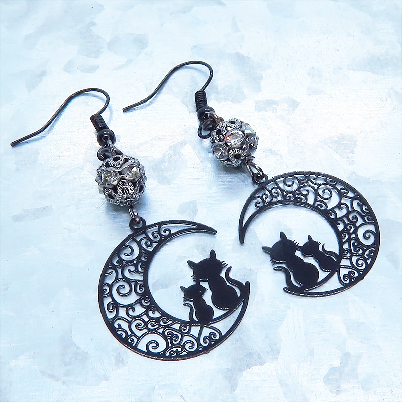 アラベスク調の透かし模様の入った三日月と親子猫の可愛いモチーフとメタルビーズを組み合わせたブラックピアス