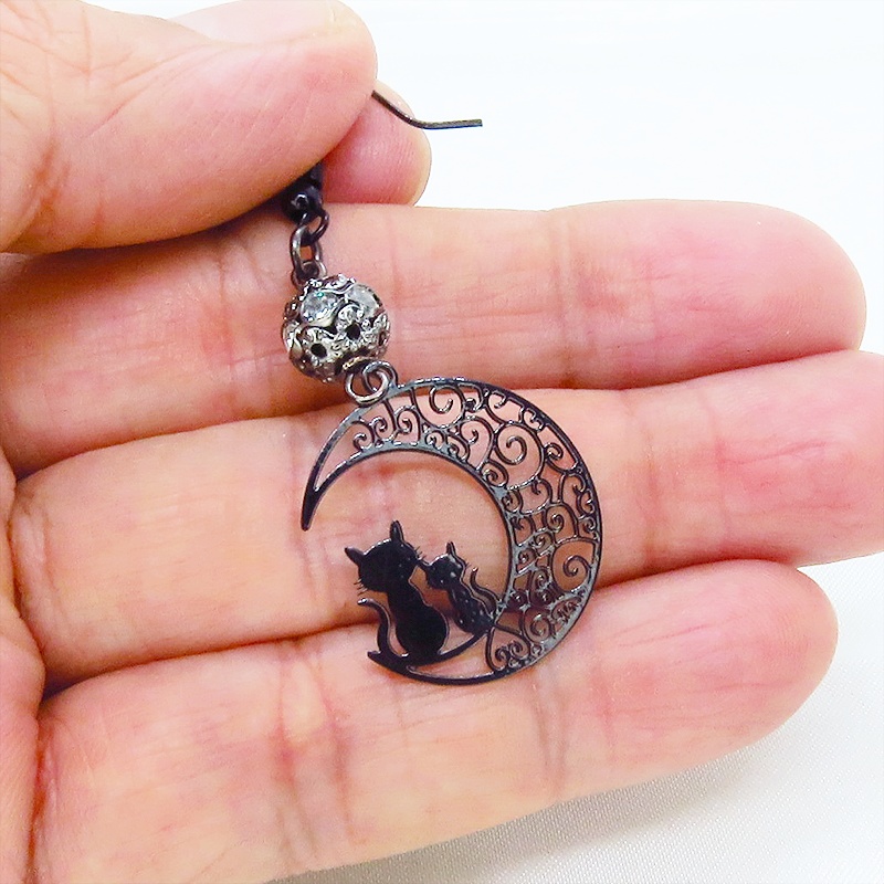 アラベスク調の透かし模様の入った三日月と親子猫の可愛いモチーフとメタルビーズを組み合わせたブラックピアス