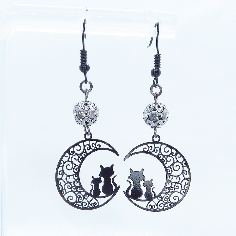 アラベスク調の透かし模様の入った三日月と親子猫の可愛いモチーフとメタルビーズを組み合わせたブラックピアス