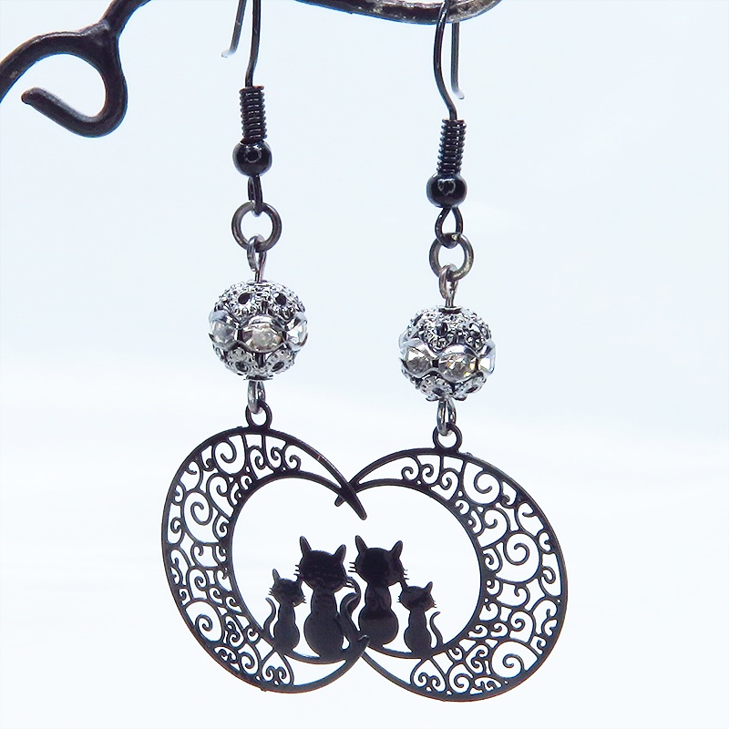 アラベスク調の透かし模様の入った三日月と親子猫の可愛いモチーフとメタルビーズを組み合わせたブラックピアス