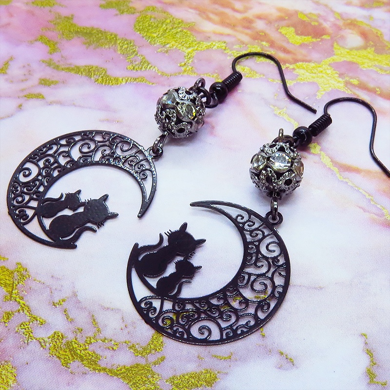 アラベスク調の透かし模様の入った三日月と親子猫の可愛いモチーフとメタルビーズを組み合わせたブラックピアス