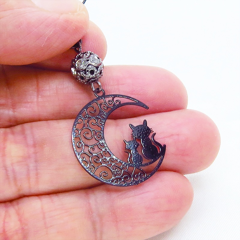 アラベスク調の透かし模様の入った三日月と親子猫の可愛いモチーフとメタルビーズを組み合わせたブラックピアス