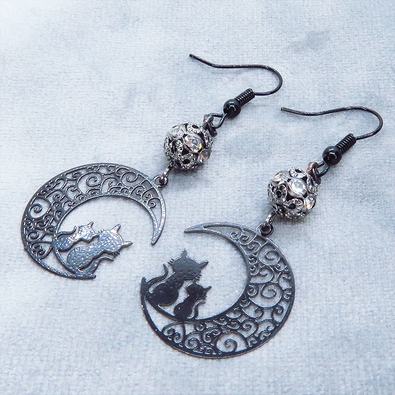 アラベスク調の透かし模様の入った三日月と親子猫の可愛いモチーフとメタルビーズを組み合わせたブラックピアス