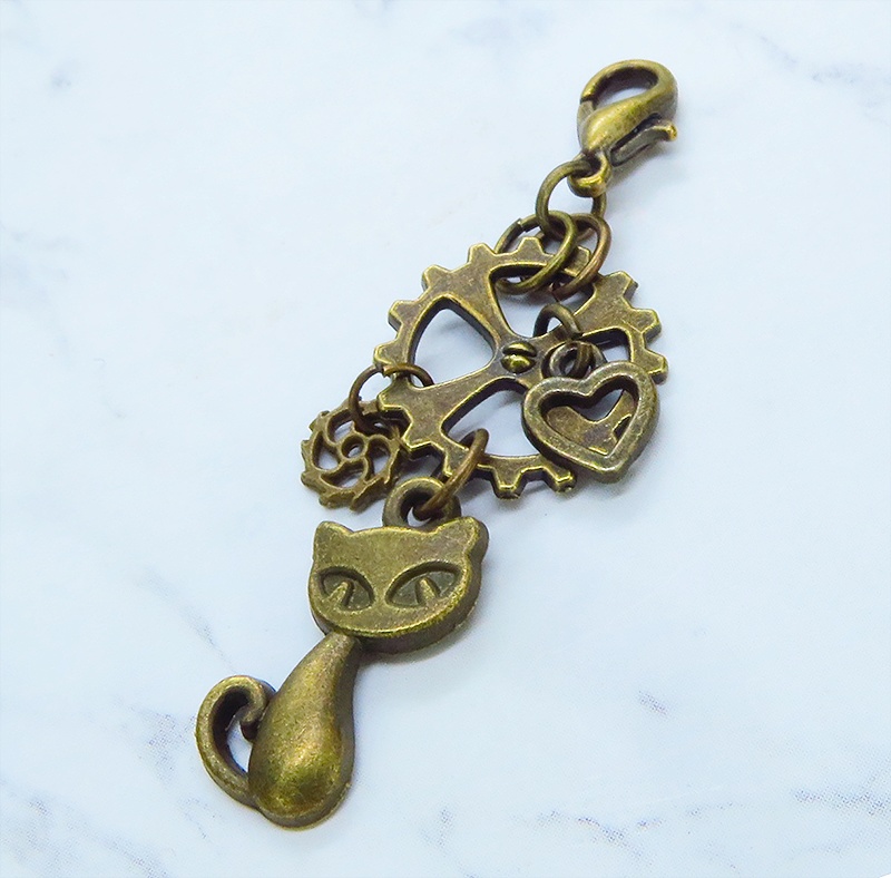 マスクチャーム アンティークゴールド スチームパンク風の猫と歯車の可愛いチャーム キーホルダー ハート