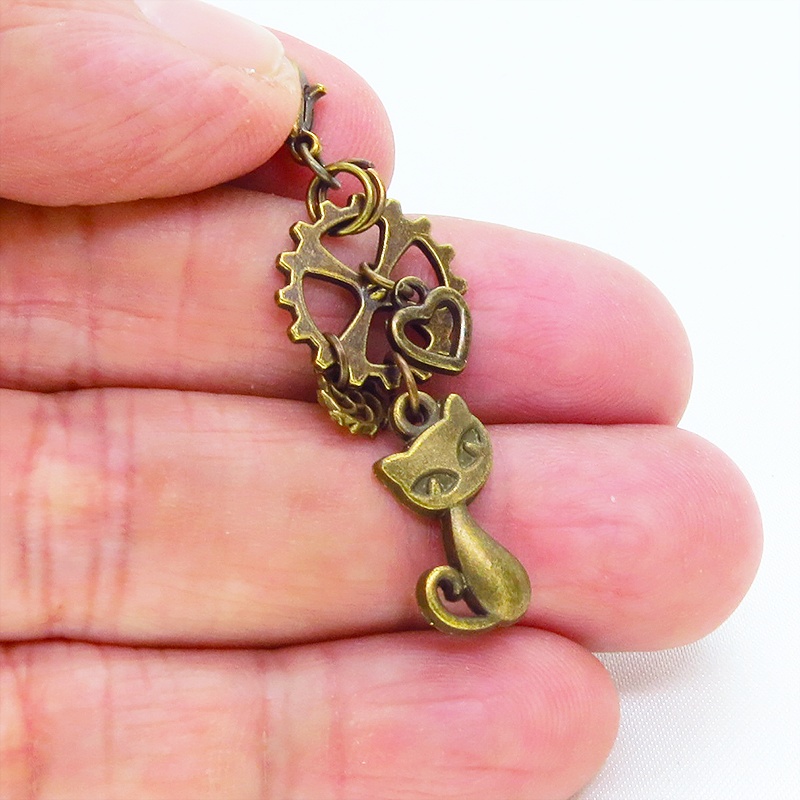マスクチャーム アンティークゴールド スチームパンク風の猫と歯車の可愛いチャーム キーホルダー ハート