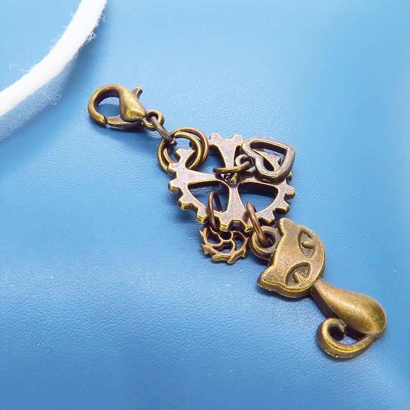 マスクチャーム アンティークゴールド スチームパンク風の猫と歯車の可愛いチャーム キーホルダー ハート