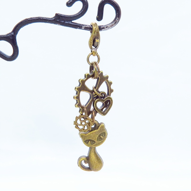 マスクチャーム アンティークゴールド スチームパンク風の猫と歯車の可愛いチャーム キーホルダー ハート