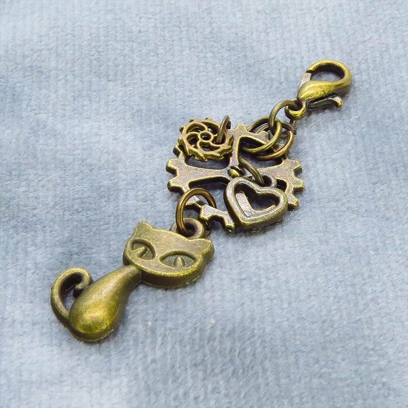 マスクチャーム アンティークゴールド スチームパンク風の猫と歯車の可愛いチャーム キーホルダー ハート