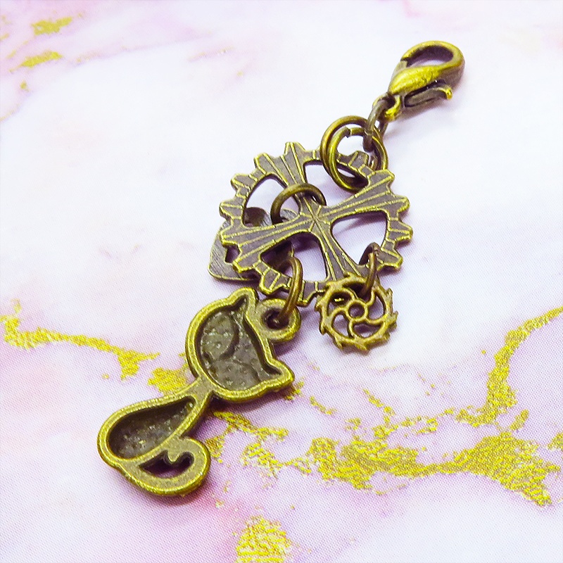 マスクチャーム アンティークゴールド スチームパンク風の猫と歯車の可愛いチャーム キーホルダー ハート