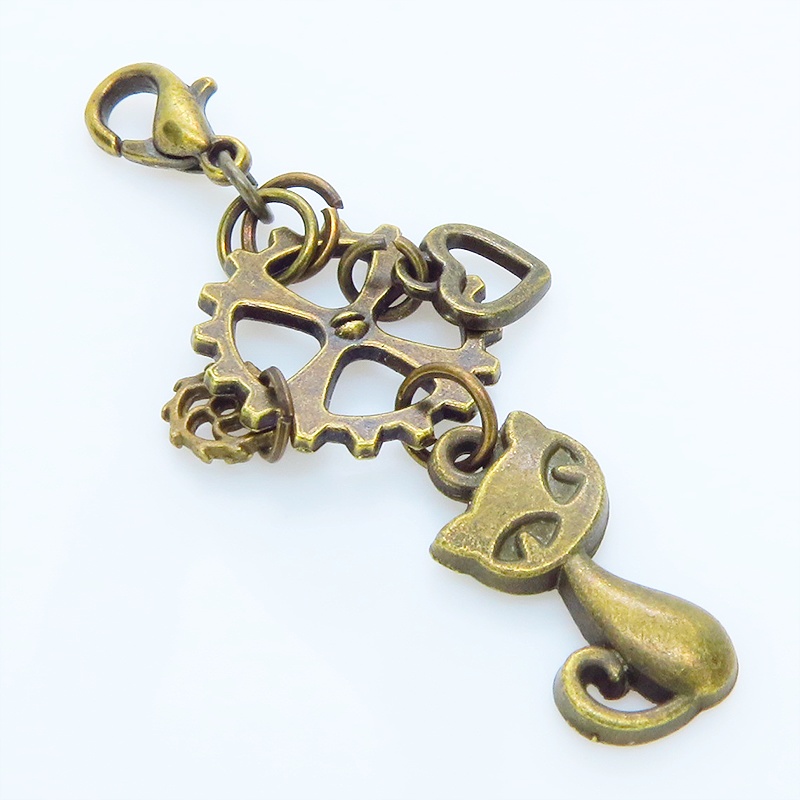 マスクチャーム アンティークゴールド スチームパンク風の猫と歯車の可愛いチャーム キーホルダー ハート