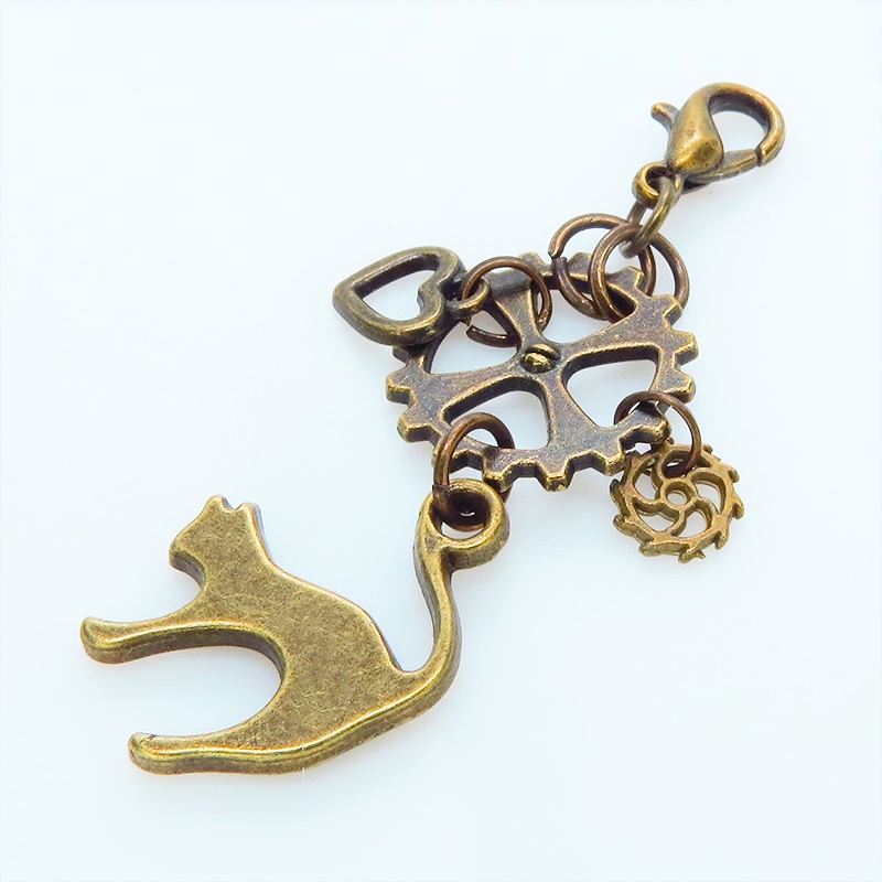 マスクチャーム アンティークゴールド スチームパンク風の跳ね猫と歯車の可愛いチャーム キーホルダー ハート