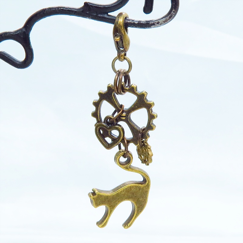 マスクチャーム アンティークゴールド スチームパンク風の跳ね猫と歯車の可愛いチャーム キーホルダー ハート