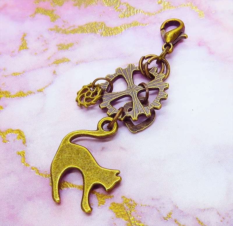 マスクチャーム アンティークゴールド スチームパンク風の跳ね猫と歯車の可愛いチャーム キーホルダー ハート