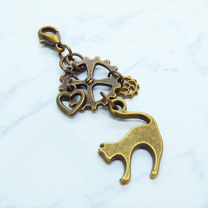 マスクチャーム アンティークゴールド スチームパンク風の跳ね猫と歯車の可愛いチャーム キーホルダー ハート