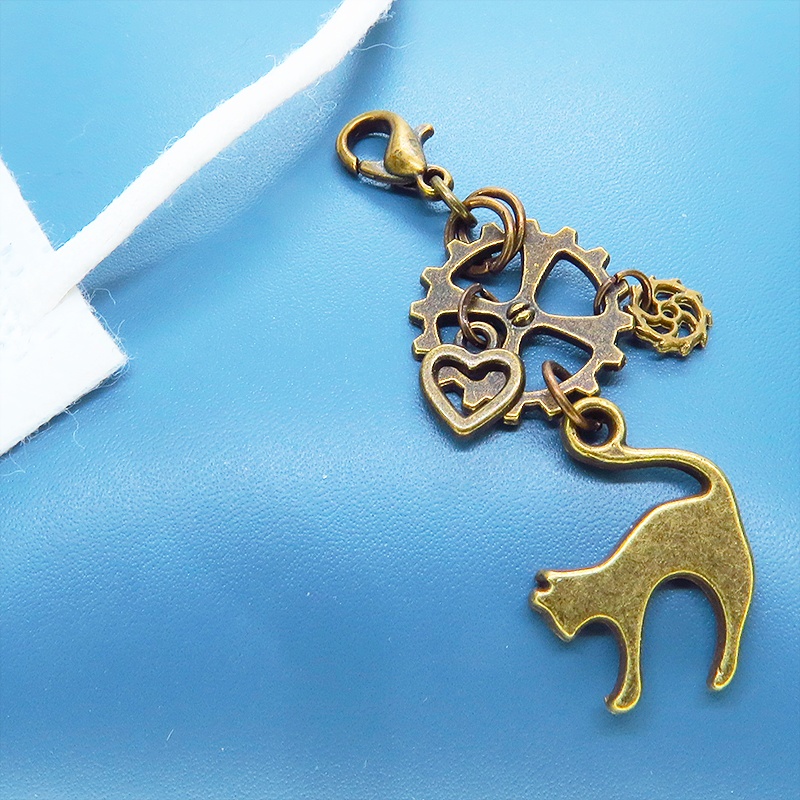 マスクチャーム アンティークゴールド スチームパンク風の跳ね猫と歯車の可愛いチャーム キーホルダー ハート