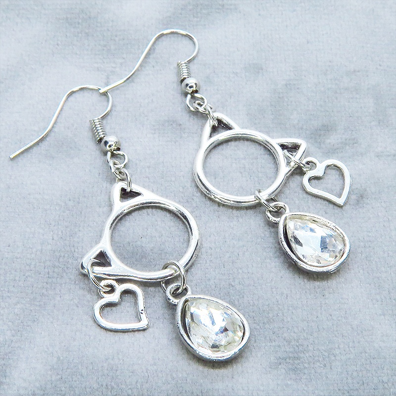 アンティークシルバー 猫フレームとガラスクリスタルを組合せたピアス ハート サージカル可