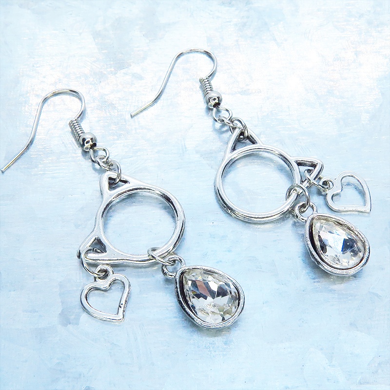 アンティークシルバー 猫フレームとガラスクリスタルを組合せたピアス ハート サージカル可