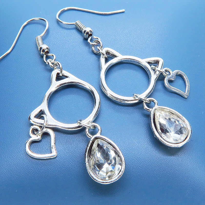 アンティークシルバー 猫フレームとガラスクリスタルを組合せたピアス ハート サージカル可