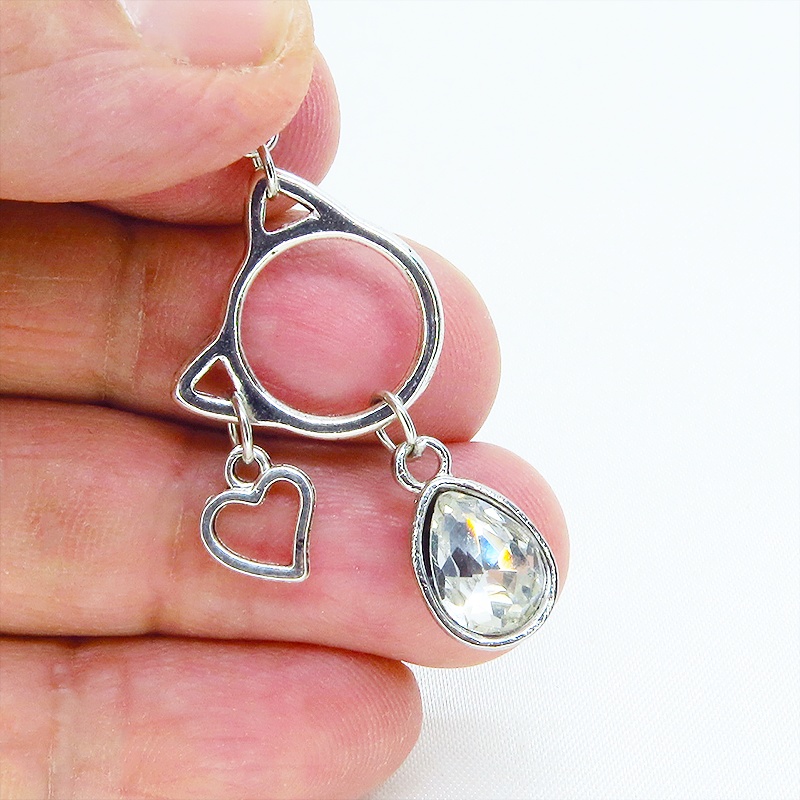 アンティークシルバー 猫フレームとガラスクリスタルを組合せたピアス ハート サージカル可