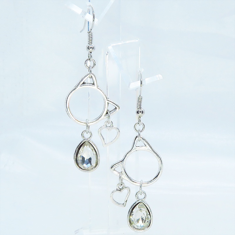 アンティークシルバー 猫フレームとガラスクリスタルを組合せたピアス ハート サージカル可